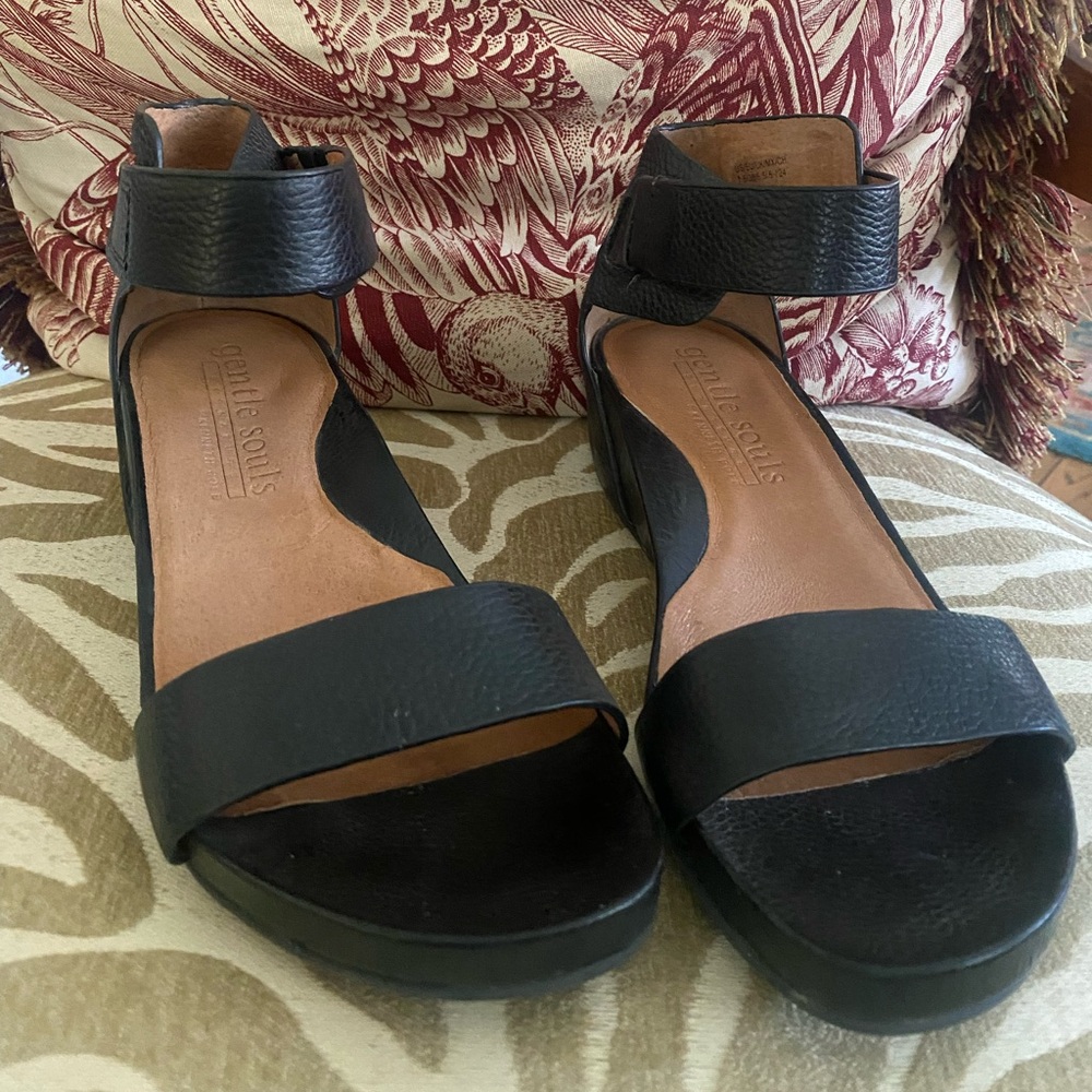 Gentle Souls Signature black leather ladies sandals 7.5 wedge heel Velcro strap